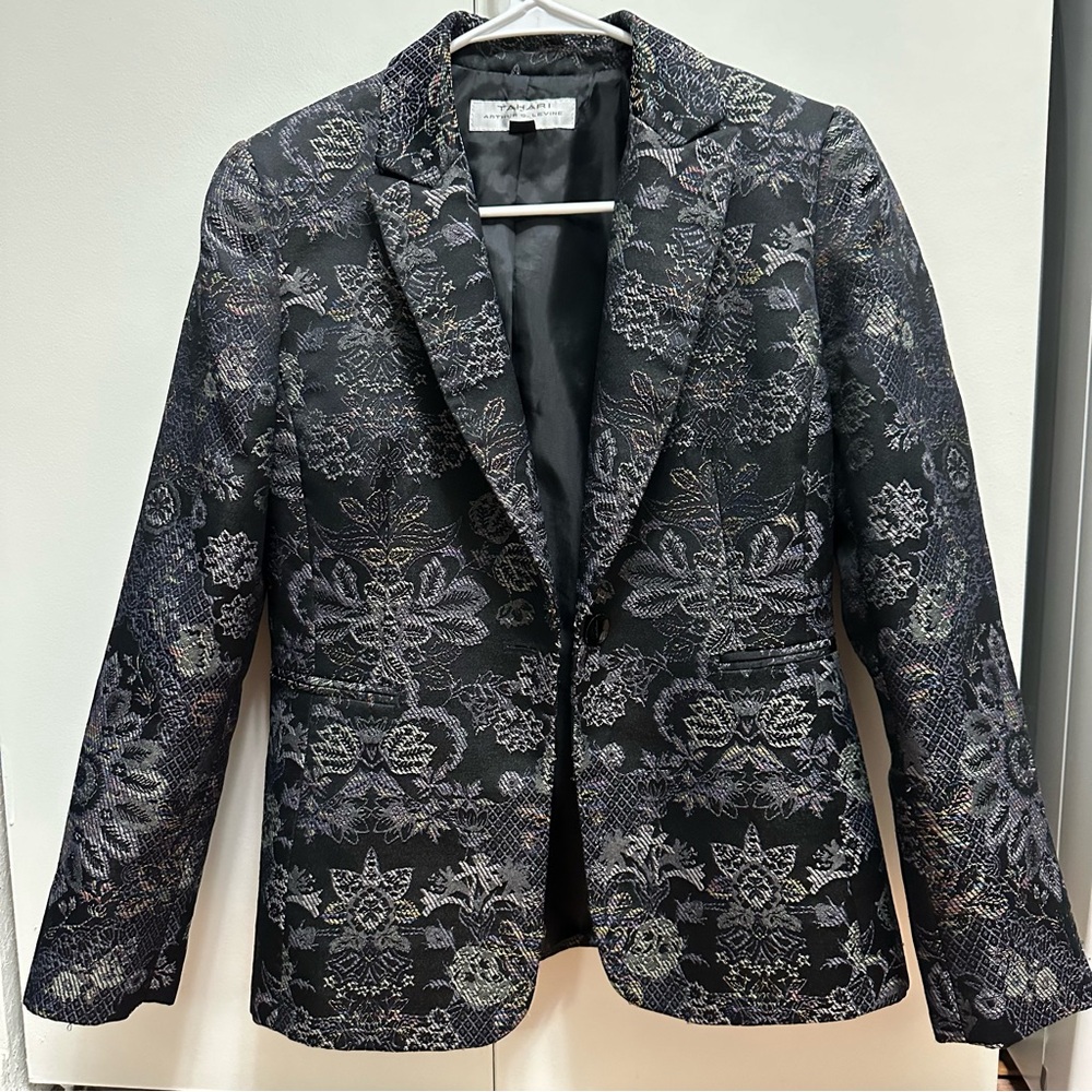 Tahari structured blazer. 4P